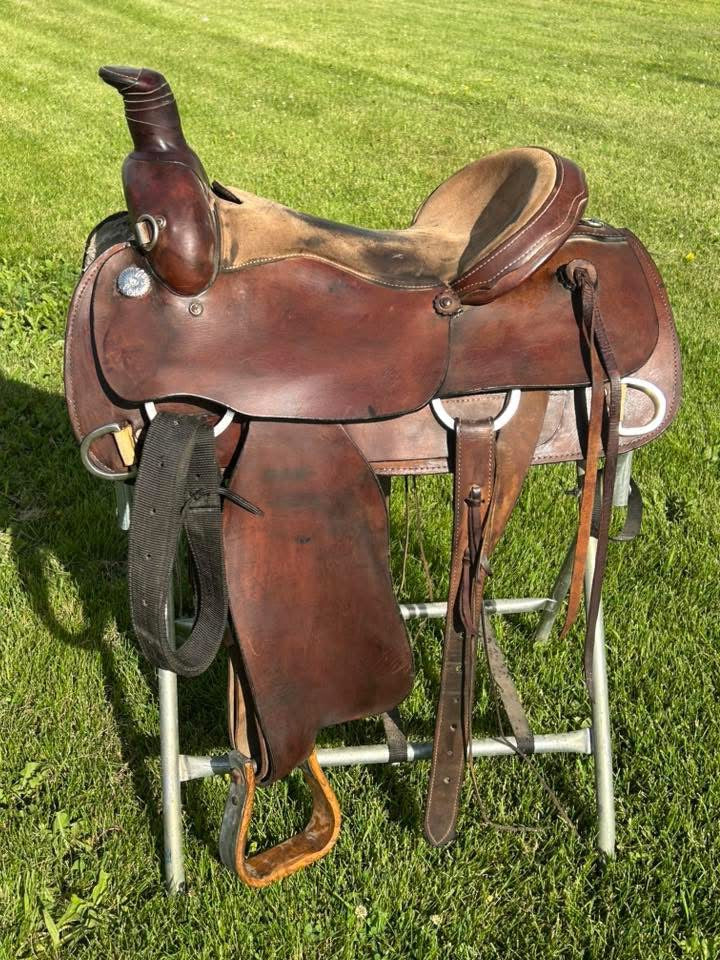 Nice Used 16” all-around saddle with 7” gullet. No maker stamp