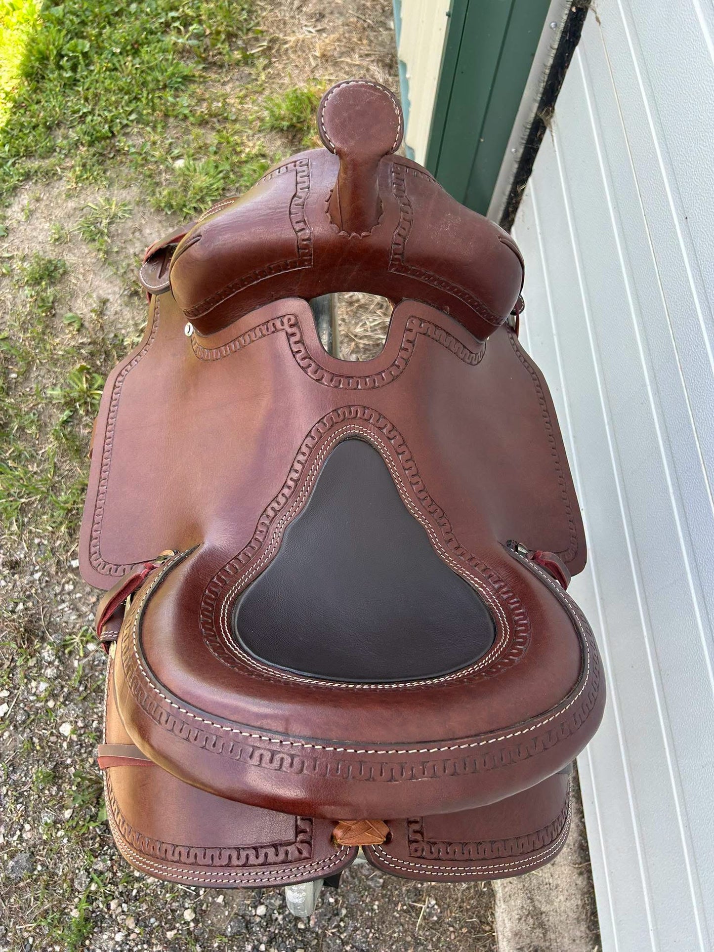 15” Silver Royal with 7” Gullet. Luxurious hot oiled leather