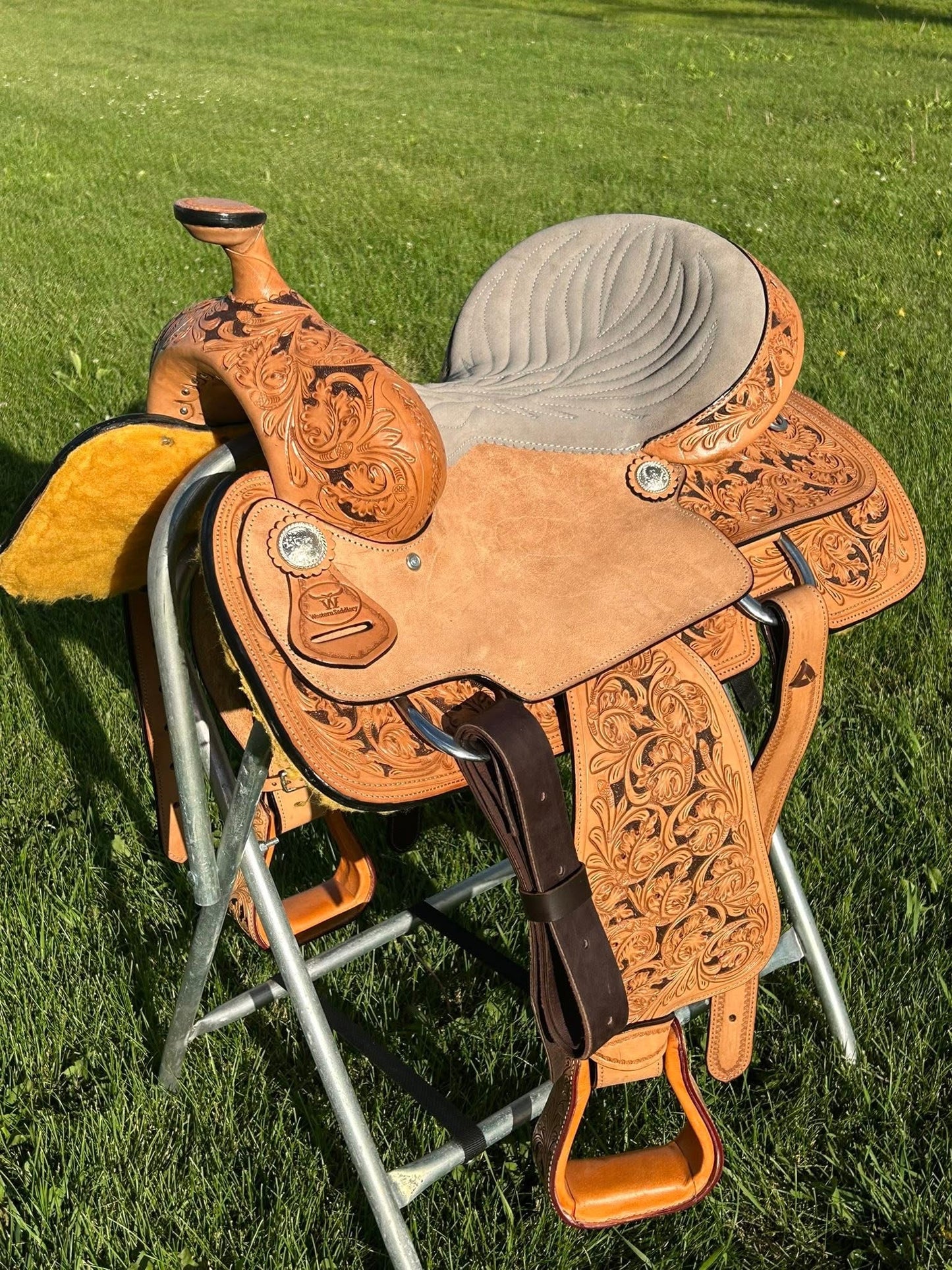 16.5-inch padded seat, and a 7-inch gullet on a fiberglass tree, affordable ride without breaking the bank