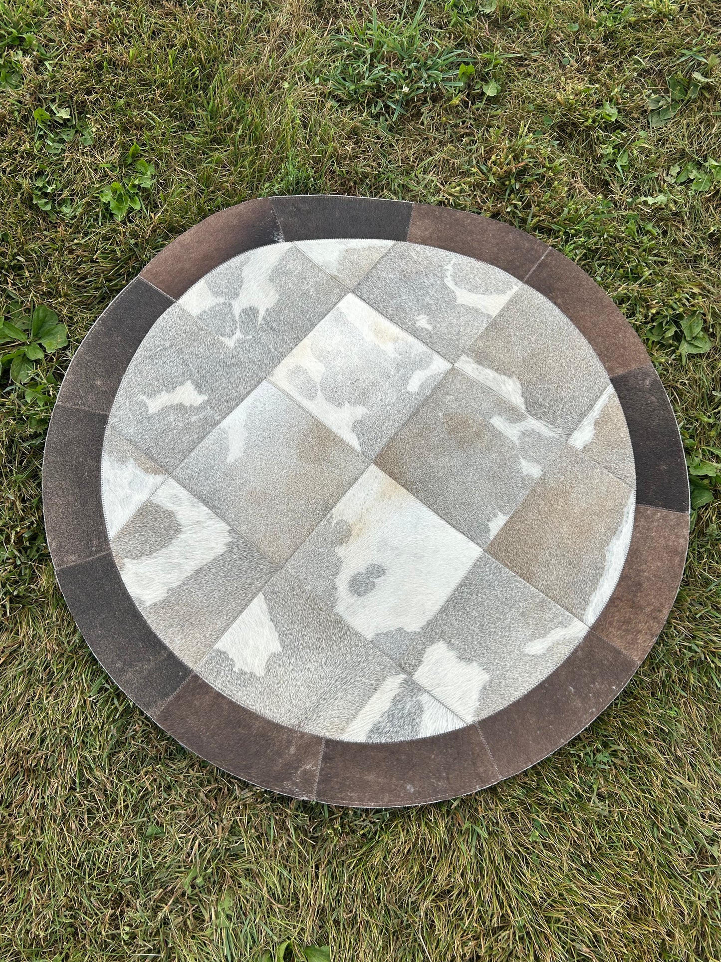 3’ Round Cowhide Rug With Nonslip Back 🔥Free Shipping 🔥