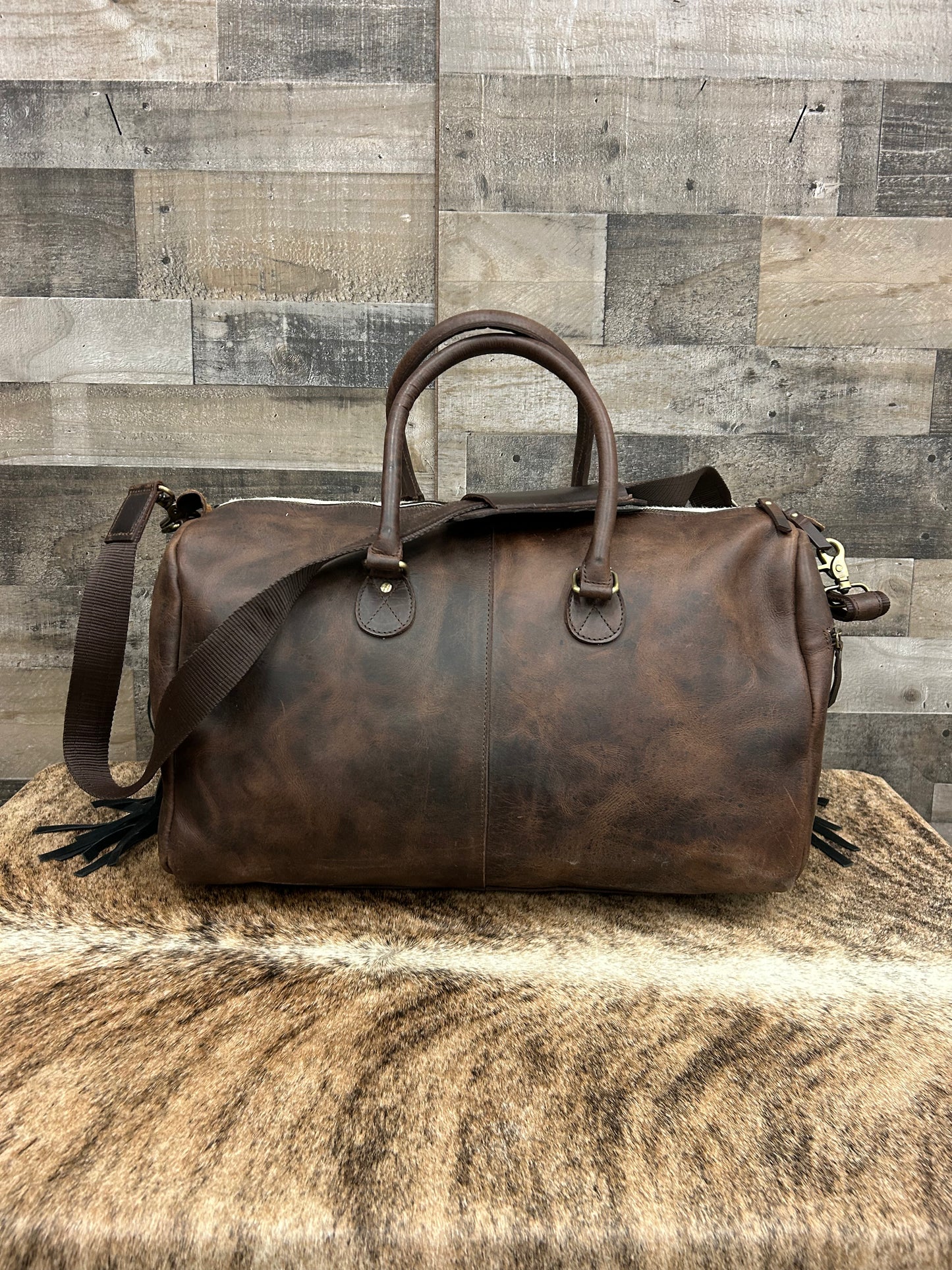 100% Leather & Cowhide Duffel Bag. 21” x 12” x 10” With Adjustable Shoulder Strap ✳️ FREE SHIPPING ✳️