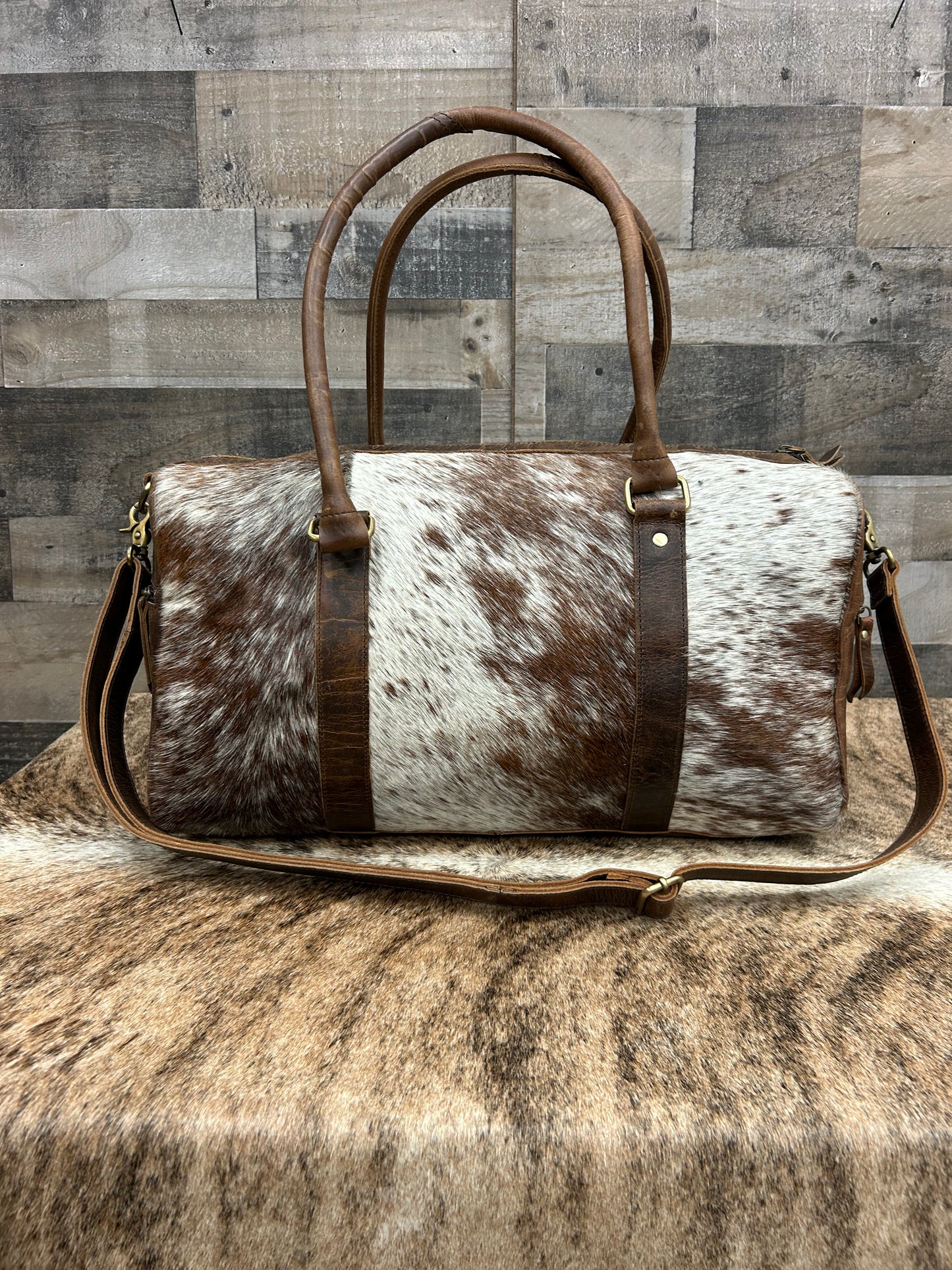 100% Leather Duffel Bag With Cowhide 19” x 10” x 10” With Adjustable Shoulder Strap✳️ FREE SHIPPING ✳️