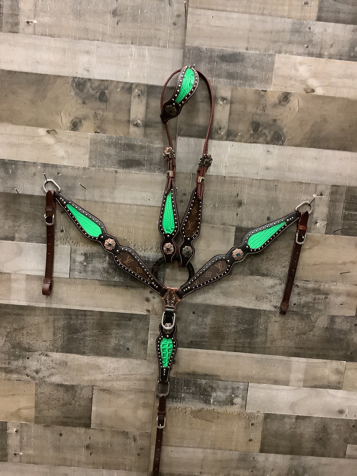 Tack Set L V  ❇️Free Shipping ❇️