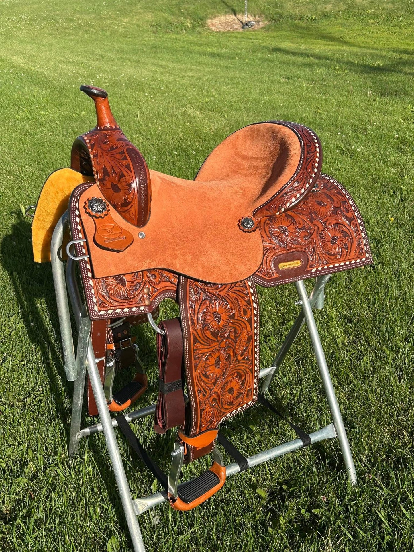 New Western Saddlery Floral tooled , 14” rough out seat, white buckstitching. 7” gullet ￼