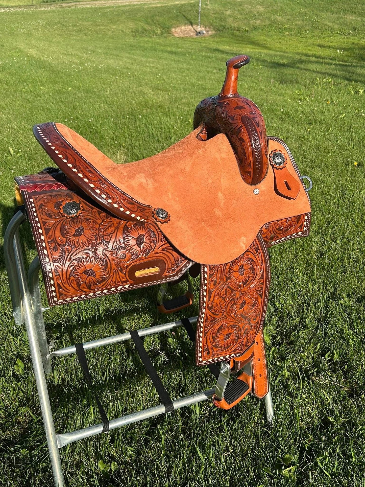 New Western Saddlery Floral tooled , 14” rough out seat, white buckstitching. 7” gullet ￼