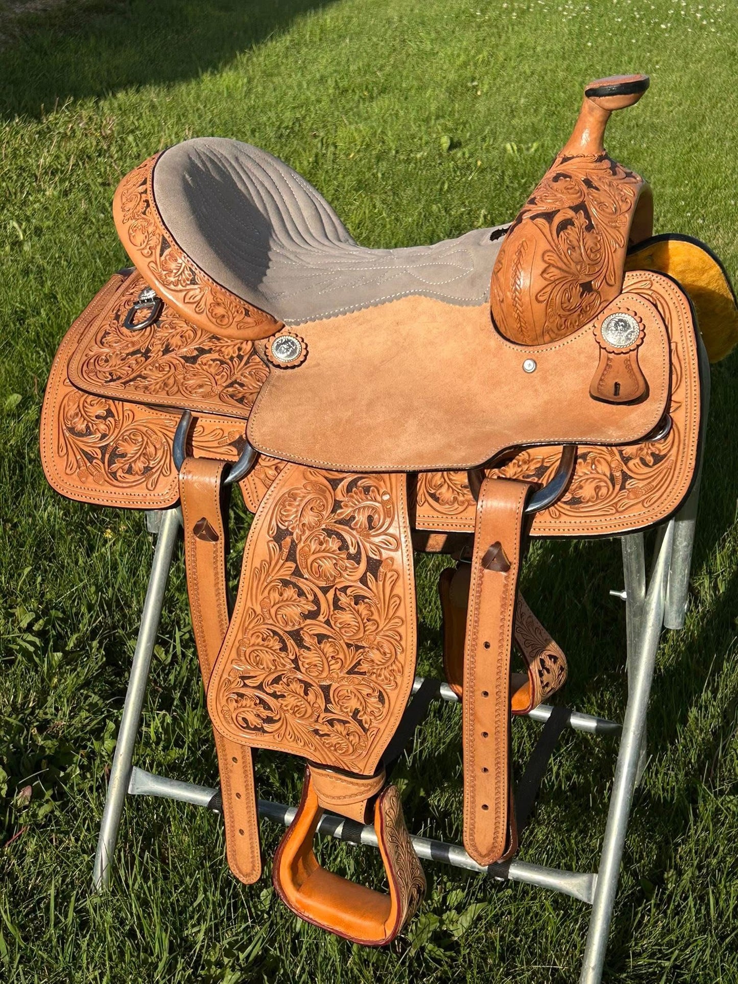16.5-inch padded seat, and a 7-inch gullet on a fiberglass tree, affordable ride without breaking the bank