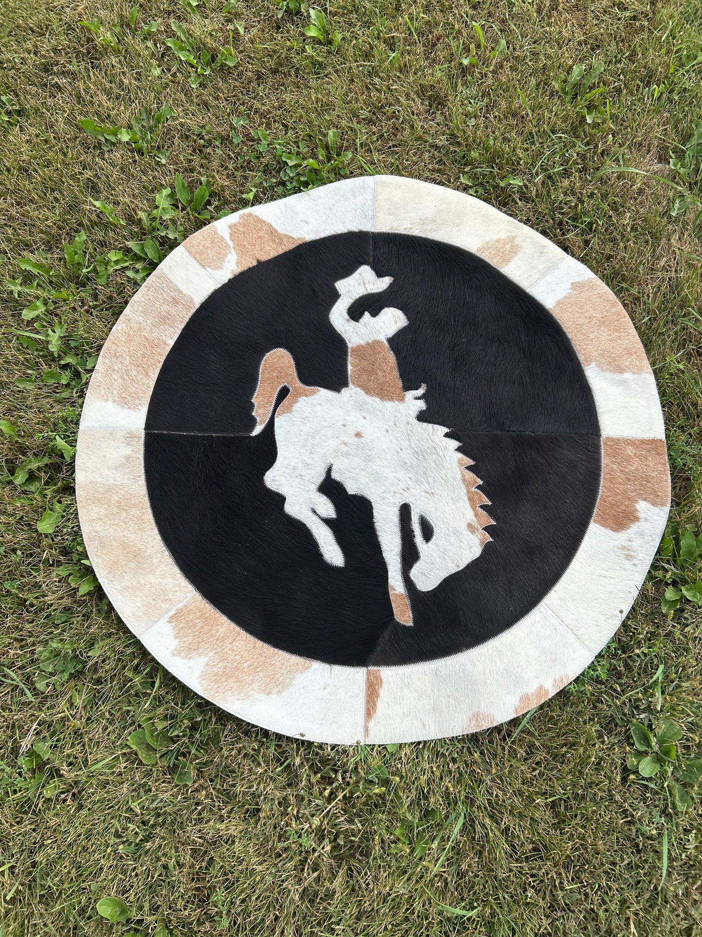 3’ Round Cowhide Rug With Nonslip Back 🔥Free Shipping 🔥