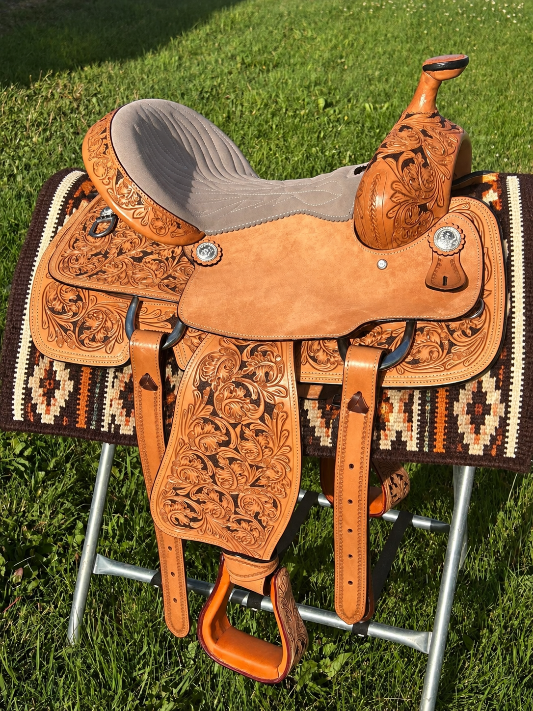 16.5-inch padded seat, and a 7-inch gullet on a fiberglass tree, affordable ride without breaking the bank