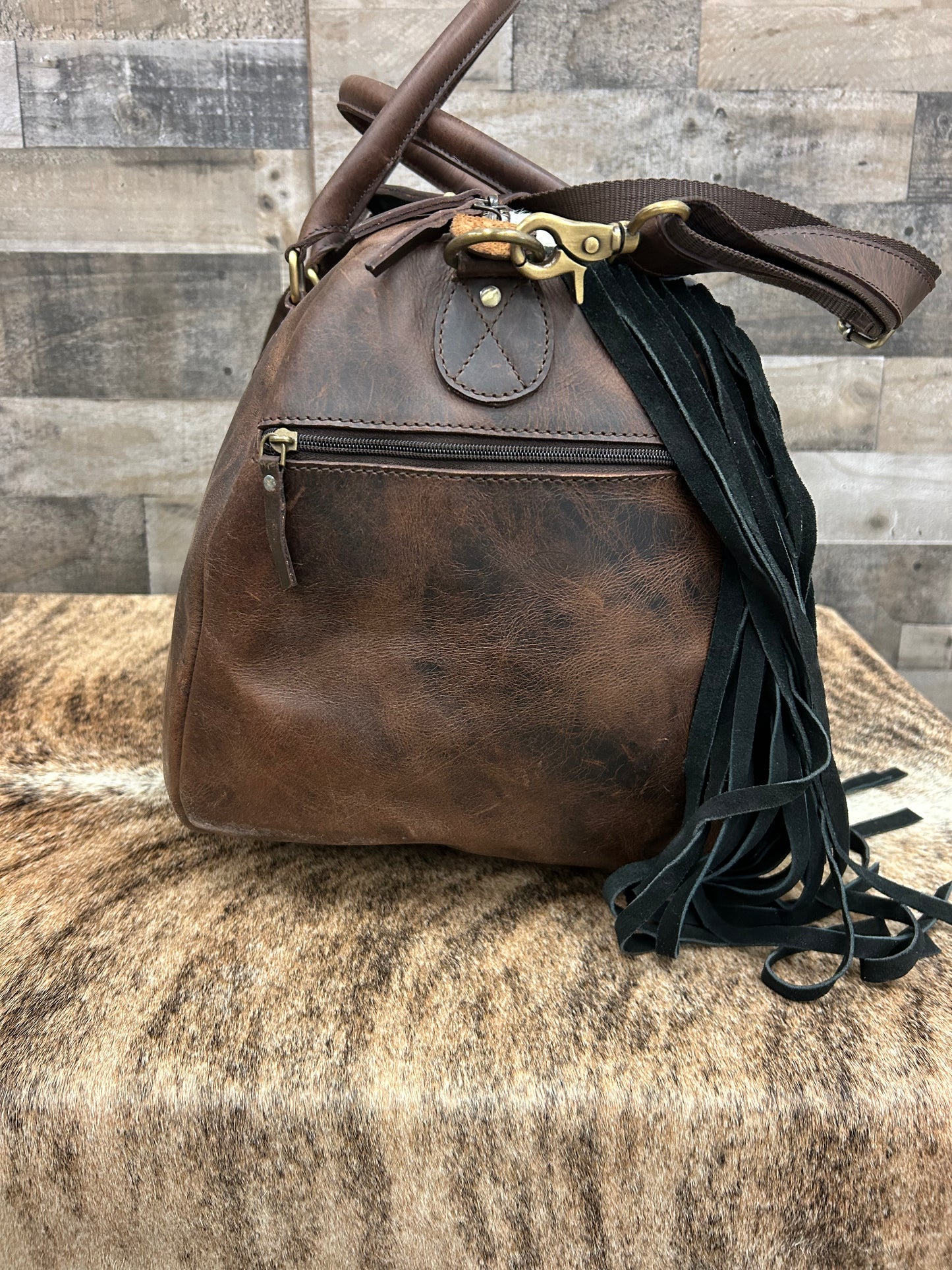 100% Leather & Cowhide Duffel Bag. 21” x 12” x 10” With Adjustable Shoulder Strap ✳️ FREE SHIPPING ✳️